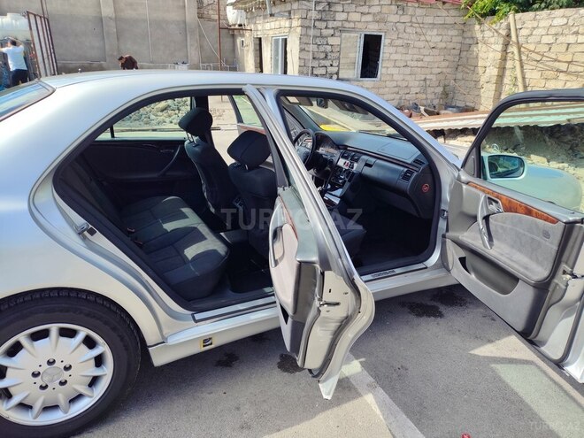 Mercedes E 220-10