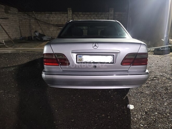 Mercedes E 220-11