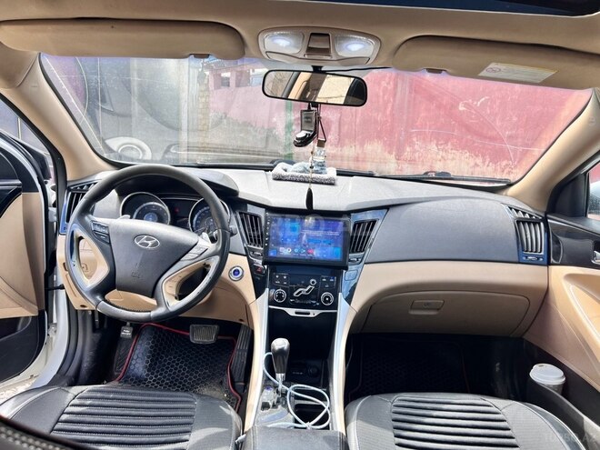 Hyundai Sonata-12
