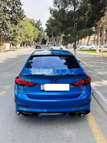 Hyundai Elantra-11