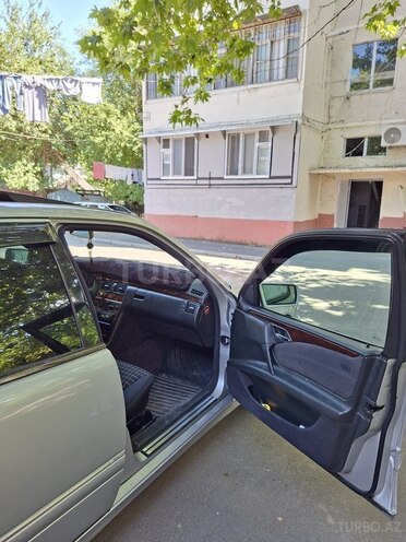 Mercedes E 240-8