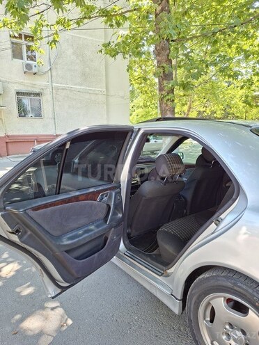 Mercedes E 240-11