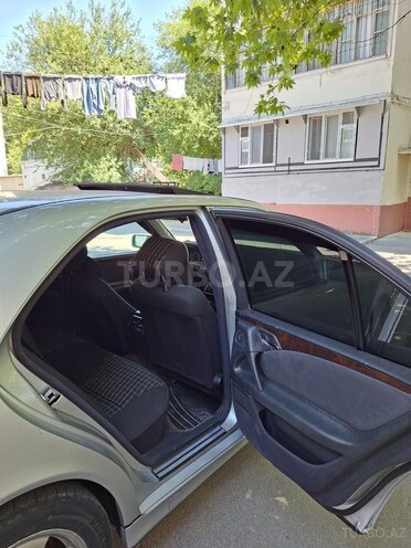 Mercedes E 240-5