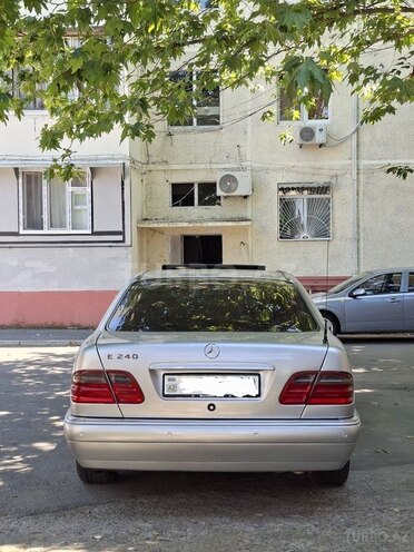 Mercedes E 240-2