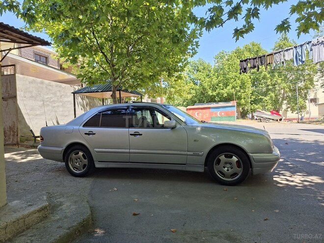 Mercedes E 240-4