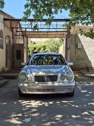 Mercedes E 240-1