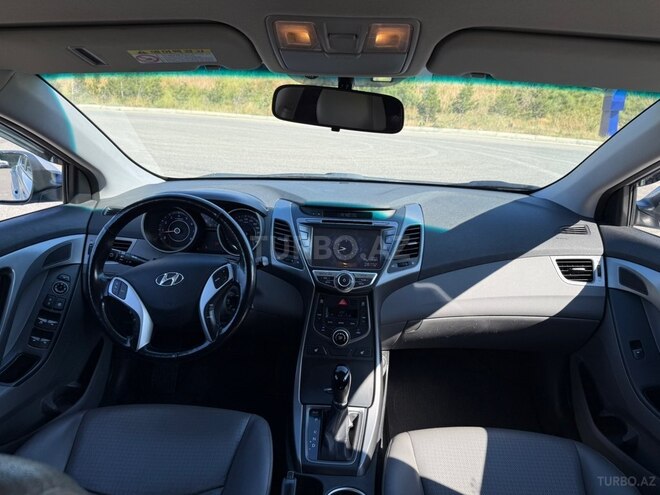Hyundai Elantra-13