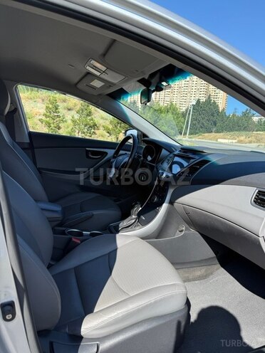 Hyundai Elantra-12