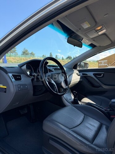 Hyundai Elantra-9