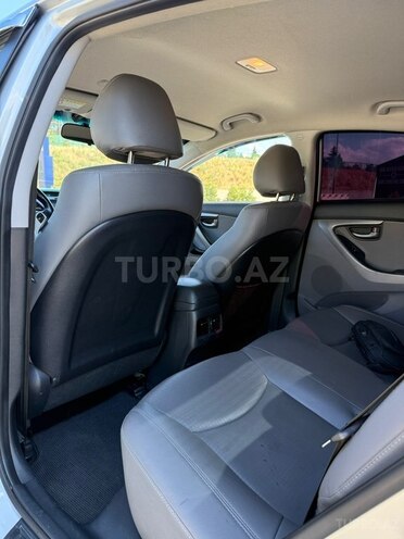 Hyundai Elantra-11
