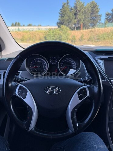 Hyundai Elantra-17