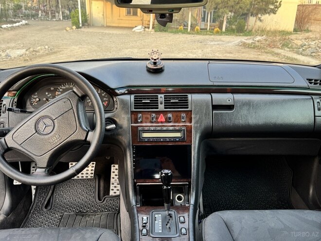 Mercedes E 200-7