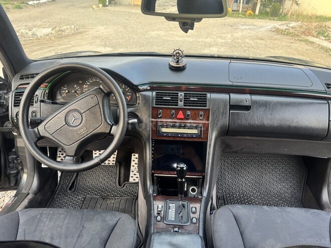 Mercedes E 200-8