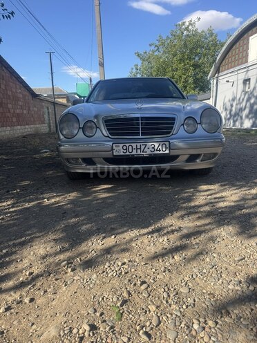 Mercedes E 240-1