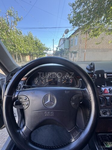 Mercedes E 240-4