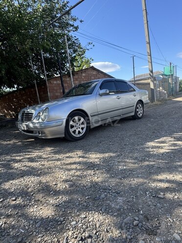 Mercedes E 240-2