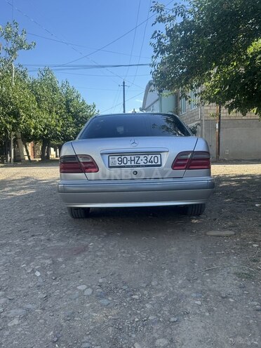 Mercedes E 240-3