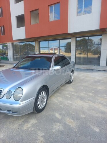 Mercedes E 220-11