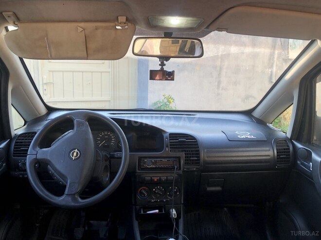 Opel Zafira-11