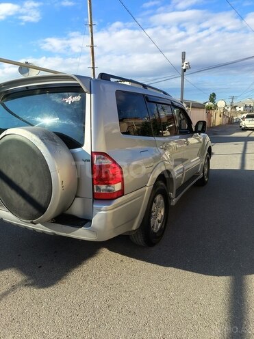 Mitsubishi Pajero-6