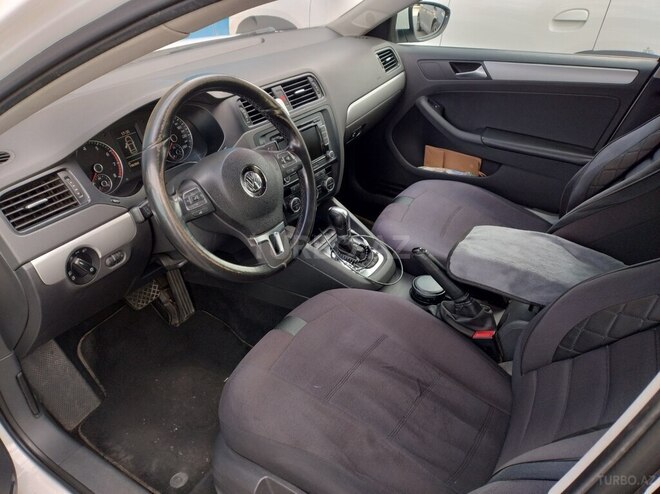Volkswagen Jetta-11