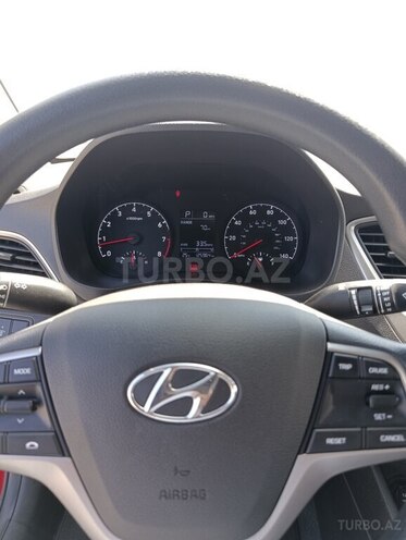 Hyundai Accent-15