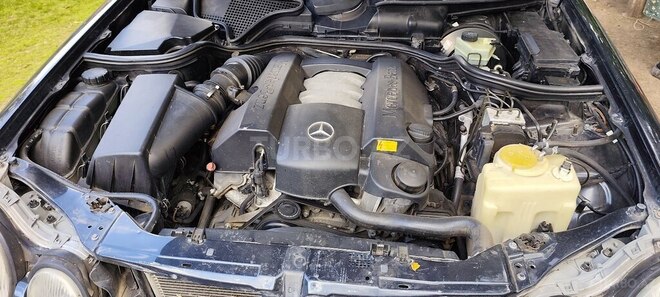 Mercedes E 240-2