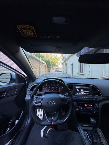 Hyundai Elantra-11