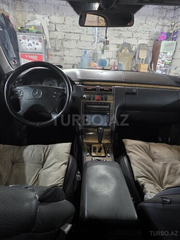 Mercedes E 240-6