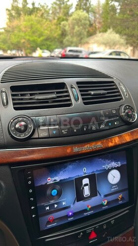 Mercedes E 220-11