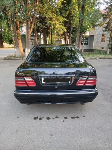 Mercedes E 240-11