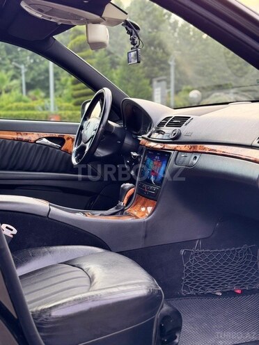 Mercedes E 280-11