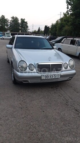 Mercedes E 240-1