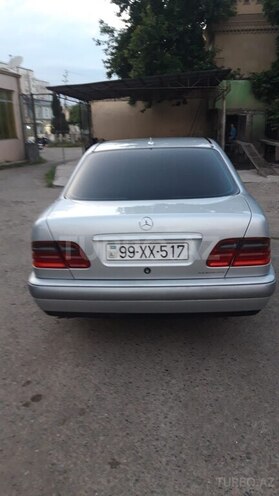 Mercedes E 240-4
