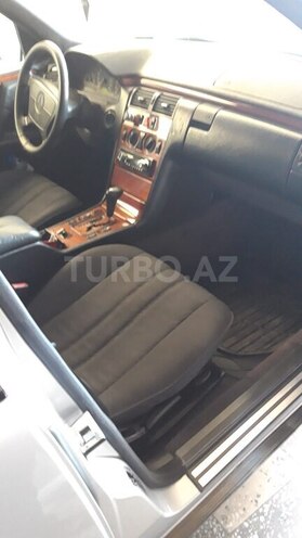 Mercedes E 240-8