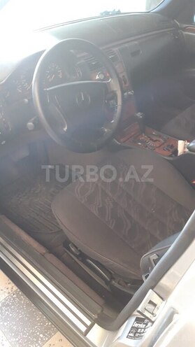 Mercedes E 240-6