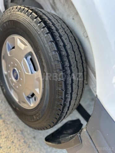 Ford Transit-13