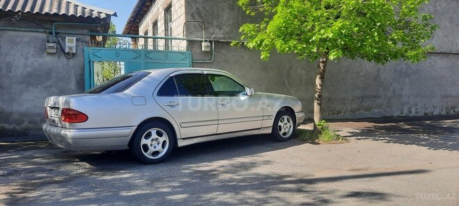 Mercedes E 200-17