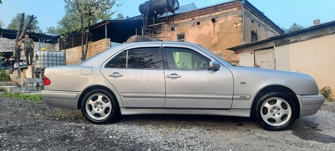 Mercedes E 200-11