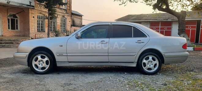 Mercedes E 200-13