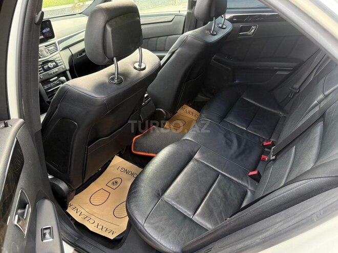 Mercedes E 220-11
