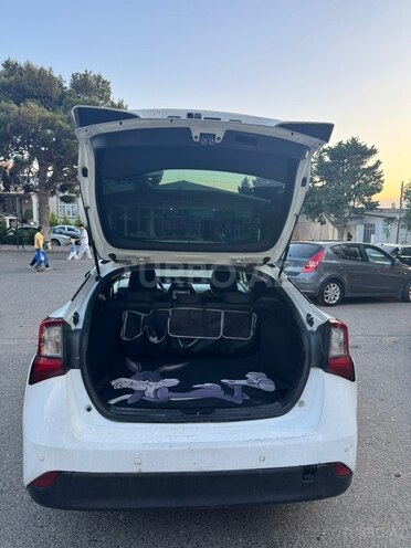 Toyota Prius-12