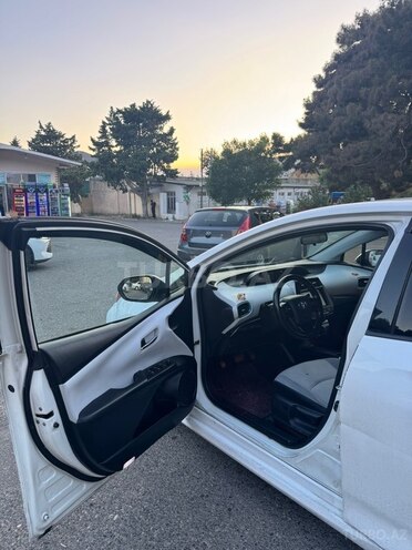 Toyota Prius-10