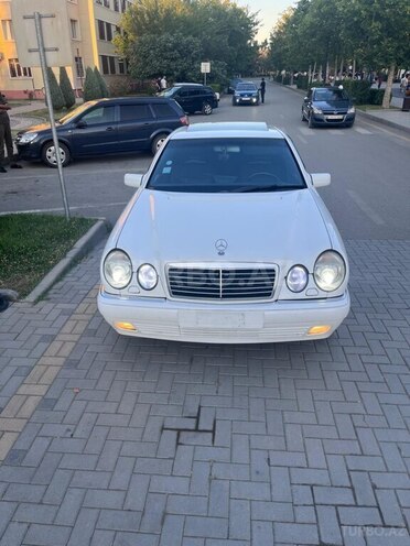 Mercedes E 240-1