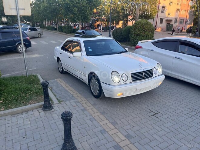 Mercedes E 240-4