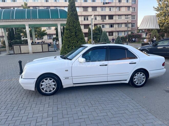 Mercedes E 240-11