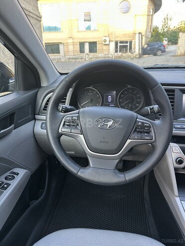 Hyundai Elantra-13