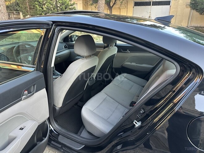 Hyundai Elantra-9