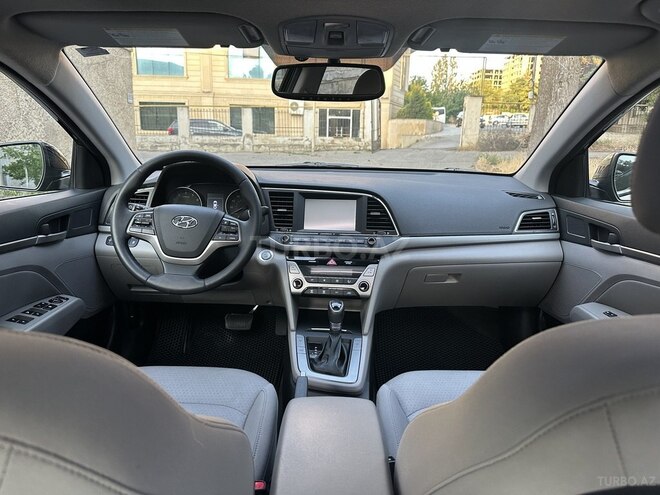 Hyundai Elantra-12