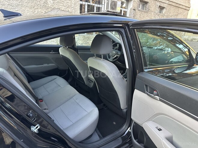 Hyundai Elantra-11